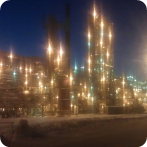 Нефтеперерабатывающий завод в городе Кириши ночью